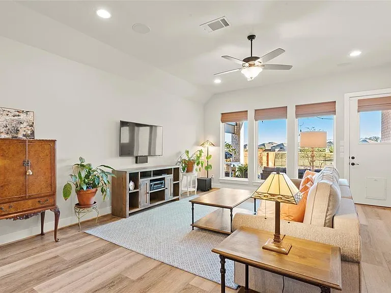 111 Chinaberry Bnd — Photo 5