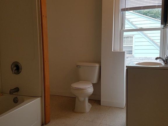 4th image of 135 E Grand Ave