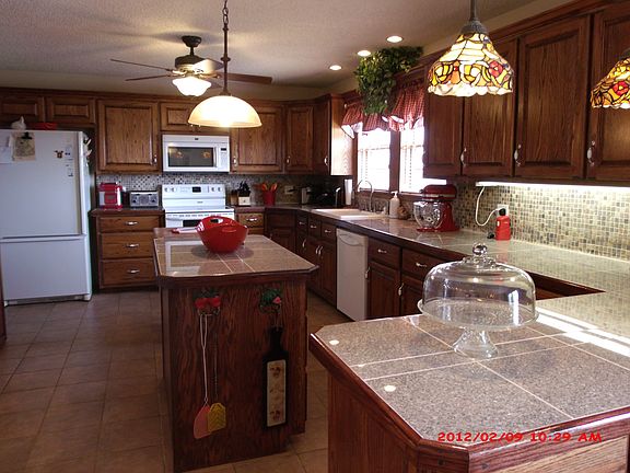 Kitchen w/island