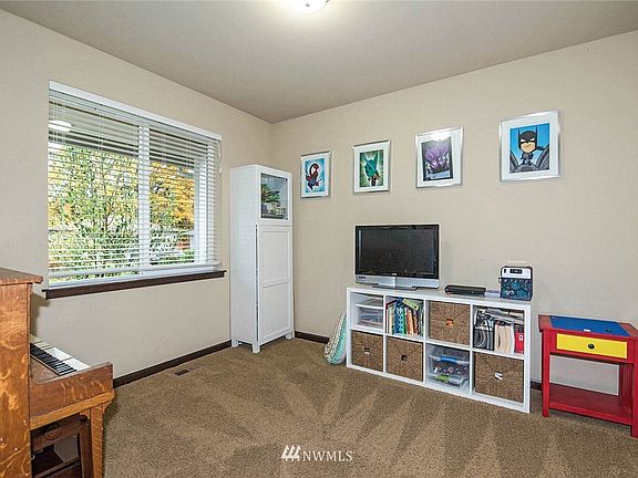 4th image of 1116 Orchard Avenue W