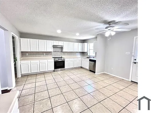 1435 Foxwood Ln — Photo 6