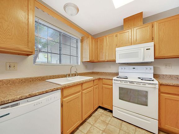 4th image of 30 Westview Dr