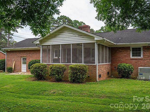 4th image of 225 Dogwood Dr