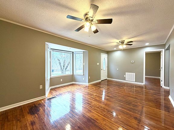 3rd image of 838 Potters Ln