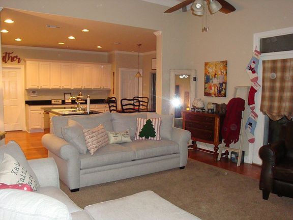 3rd image of 124 N Hill Dr