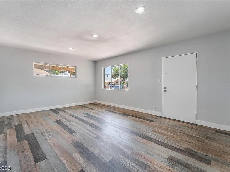 1921 Franklin Ave — Photo 4