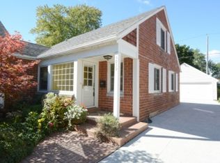 5039 N Bay Ridge Ave, Whitefish Bay, WI 53217