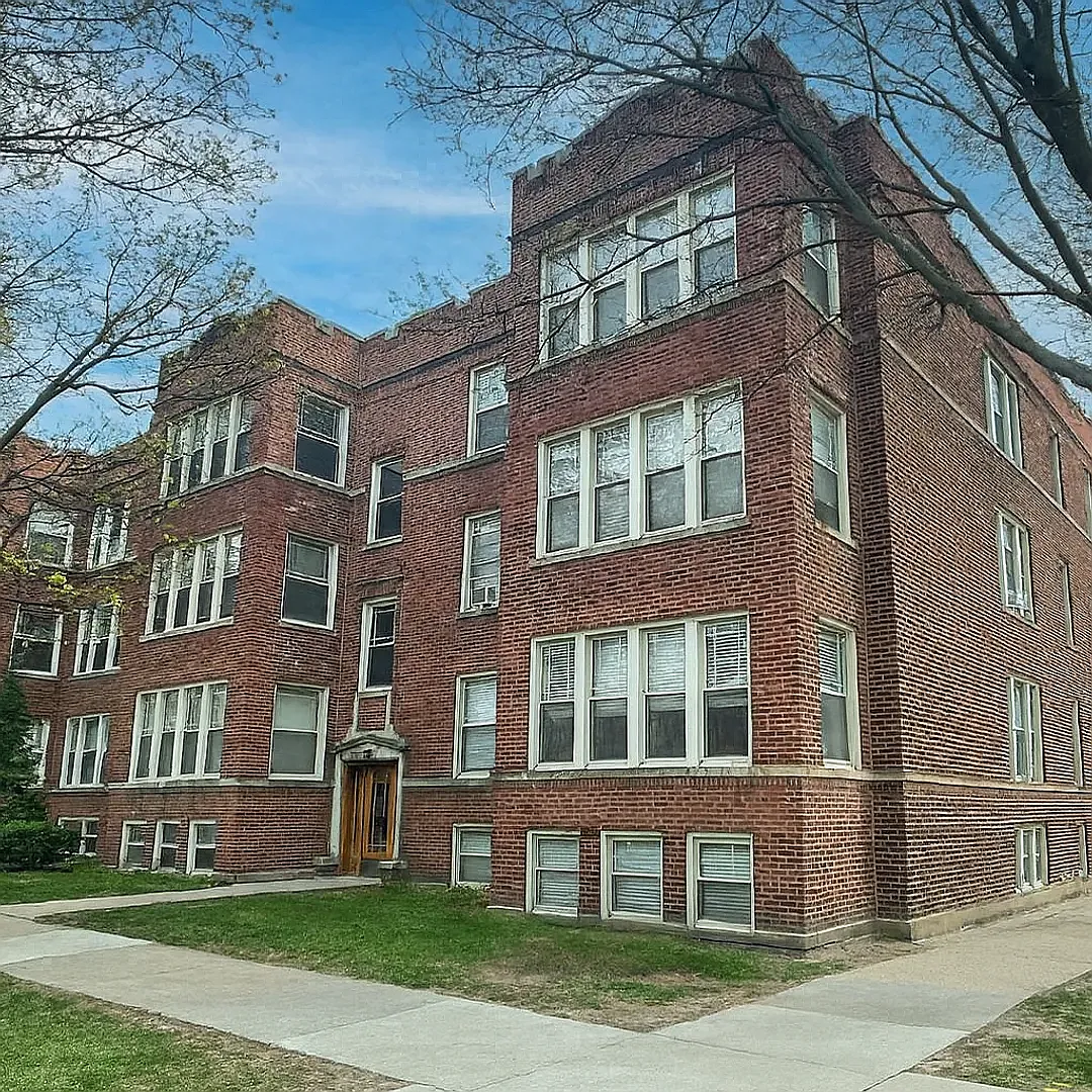 2139 W Lunt — Photo 1