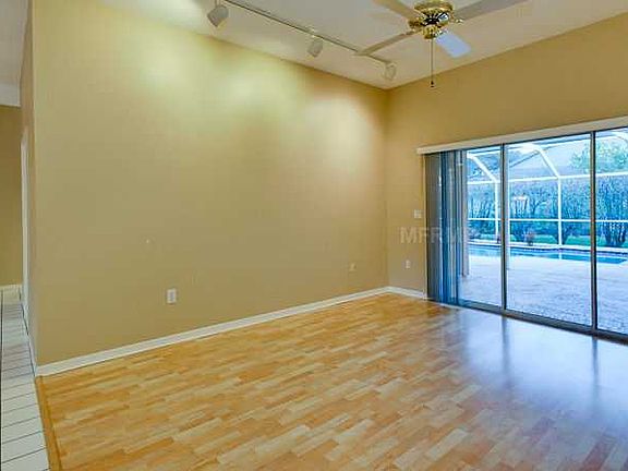 5th image of 1621 Oak Cir S