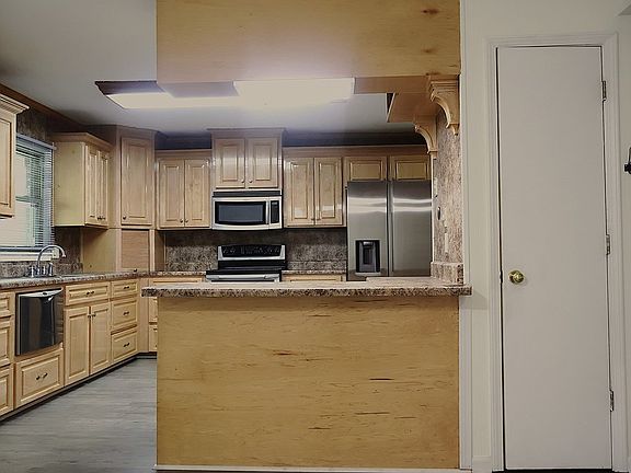 3rd image of 4 Meadow Dr