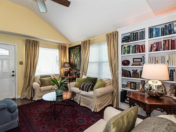 5th image of 262 Monica Dr