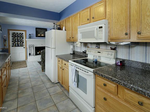 Kitchen w/granite ctops