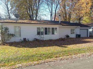 909 Columbia St, Algonac, MI