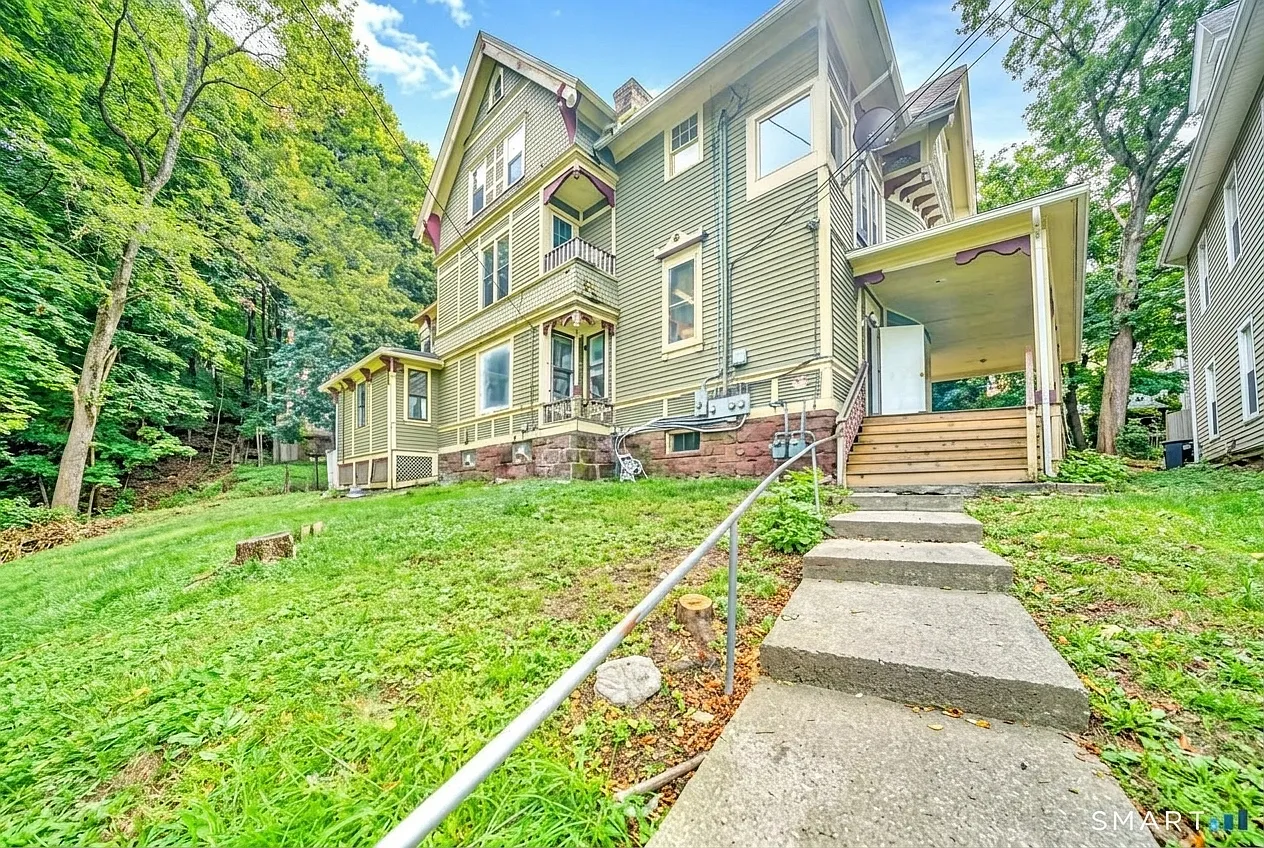 3 bed, 1400 sqft, $1,800 — Photo 1