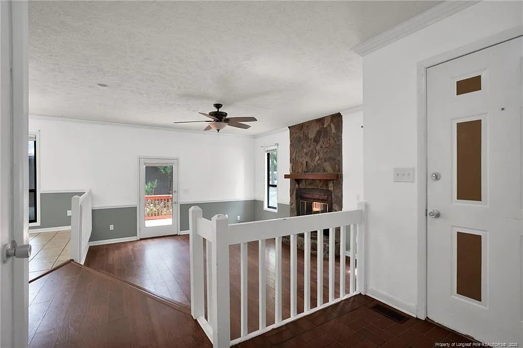 3 bed, 2.0 bath, 1244 sqft, $1,300 — Photo 2