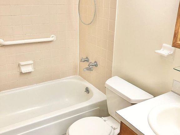 4th image of 1886 Autumn Dr APT 2