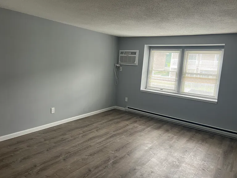 Holly Brook Apartments — Photo 10