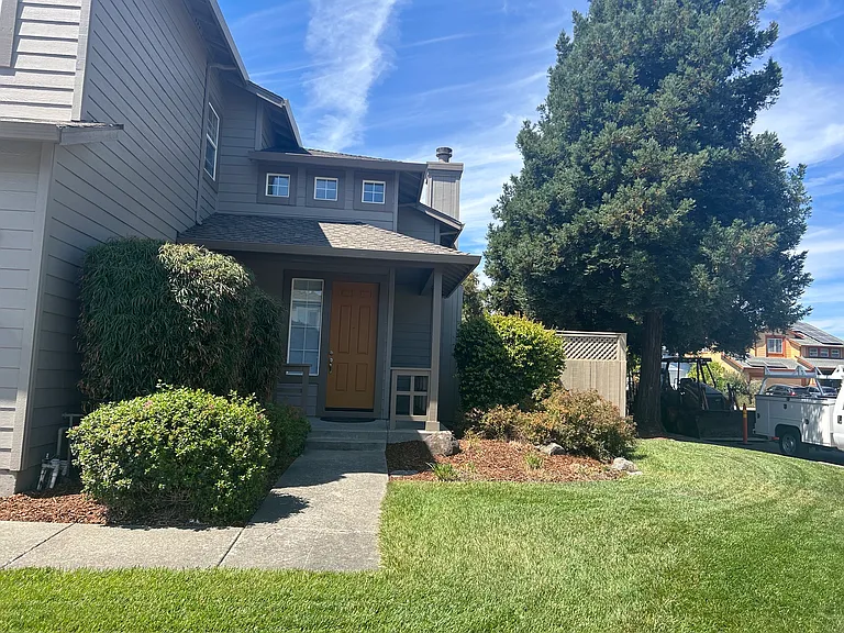 1202 Mateo Dr — Photo 2