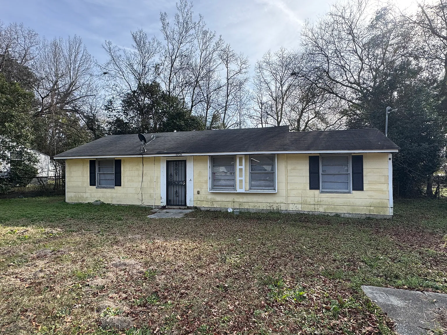 3 bed, 888 sqft, $900 — Photo 1
