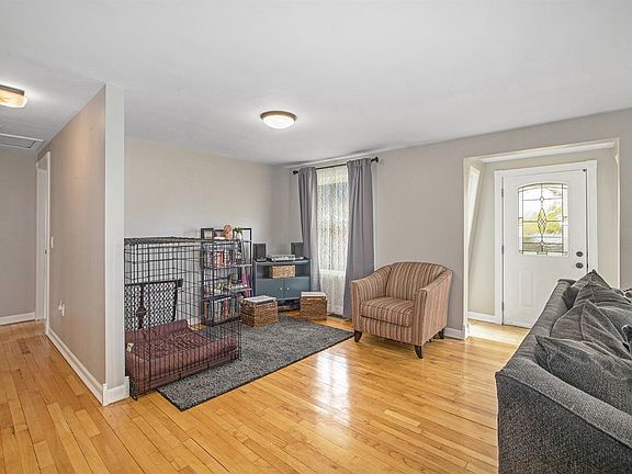 3rd image of 2494 Collegewood St