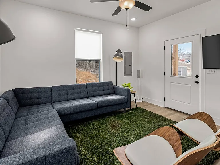 3057 W Tulsa St — Photo 3