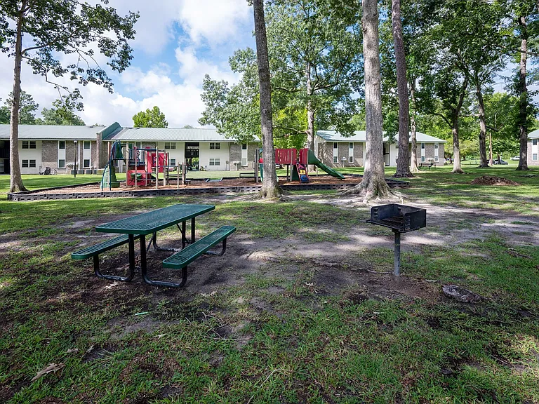 Sawbranch Apartments — Photo 37