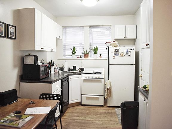 2nd image of 3815-23 N Greenview Ave #3823-1W