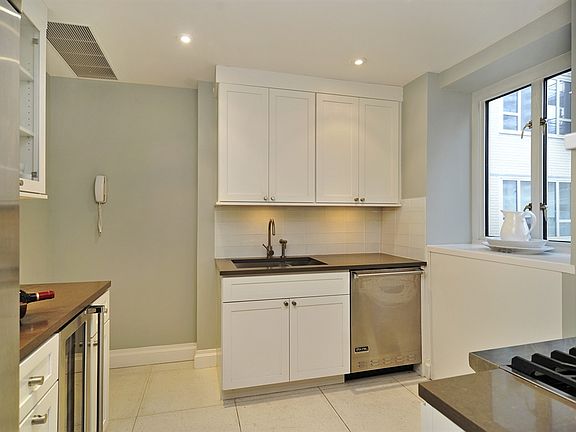 3rd image of 200 E 66th St APT B904