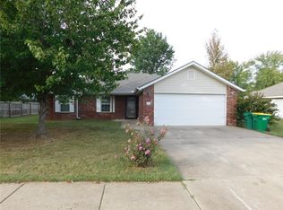 90 Rob St, Farmington, AR 72730