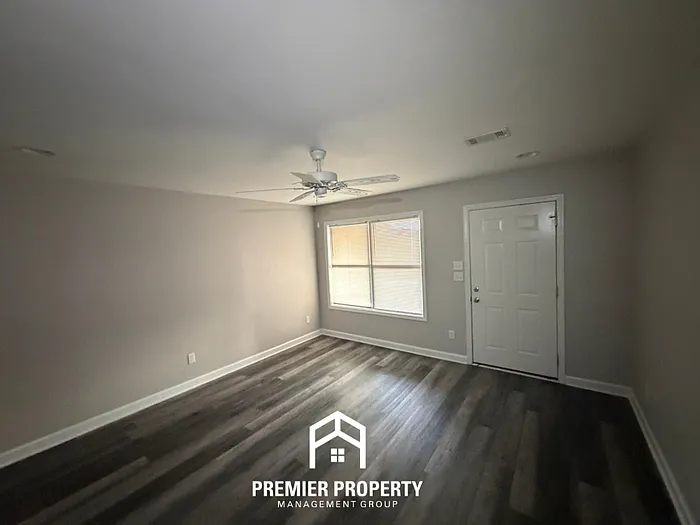110 Castlebar Cir — Photo 2