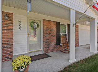 706 Valley View Dr, Manchester, MO 63011