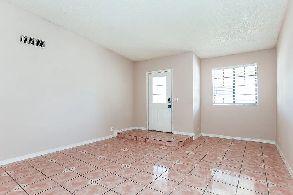 3 bed, 3.0 bath, 1834 sqft, $2,115 — Photo 4