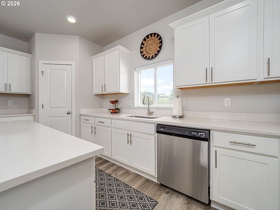 5th image of 1458 N Siltstone Ave