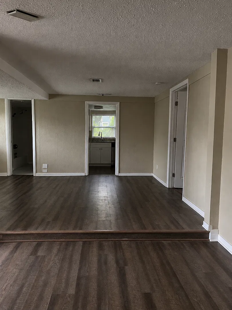 3-Bedroom Home with Functional Layout in St. Petersburg — Photo 4
