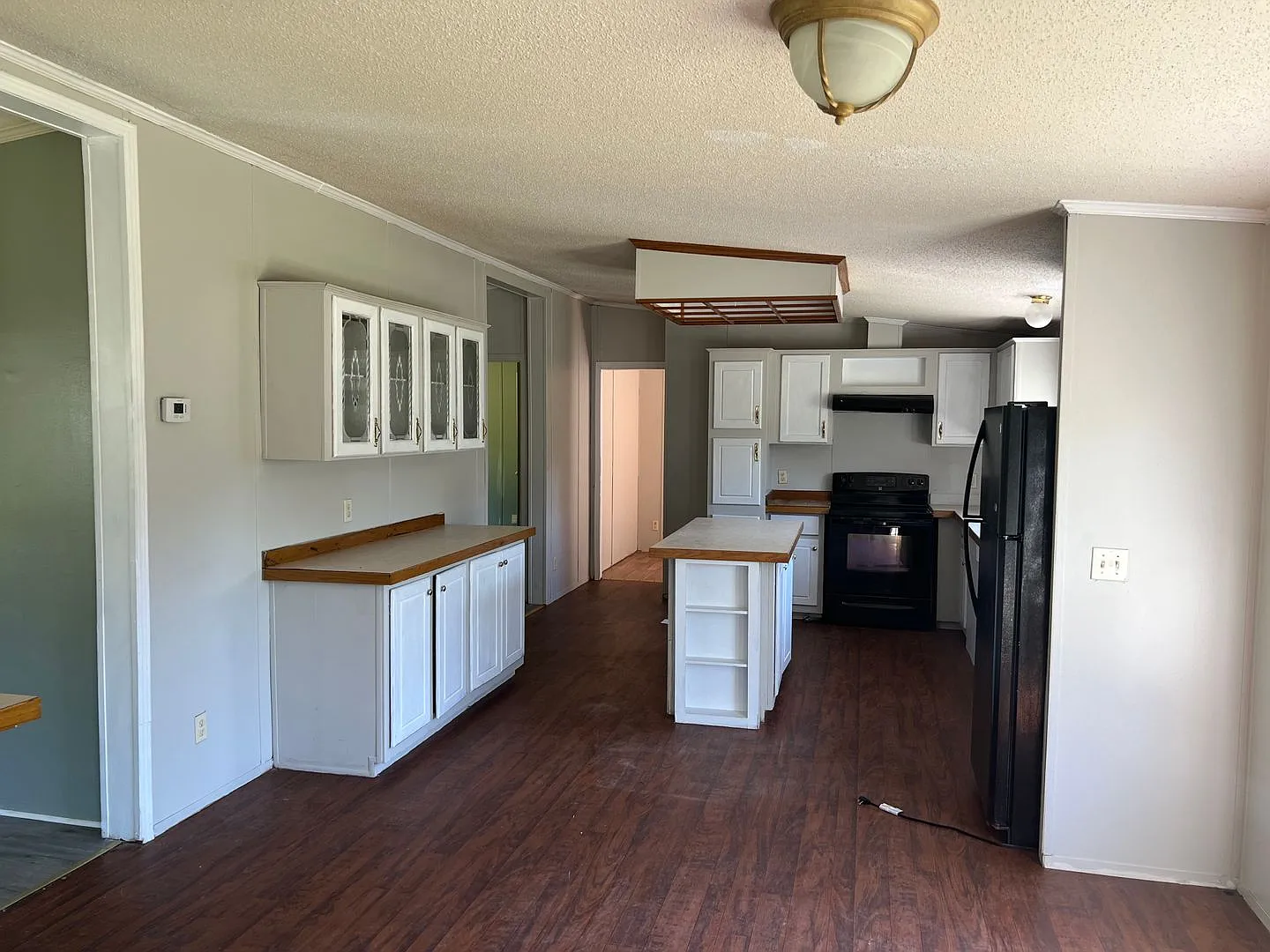 Nice 3 Bedroom 2 Bath Available Now! Schedule your tour and Apply today! — Photo 3