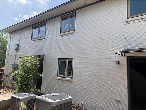 4th image of 711 N Beckley Ave #101