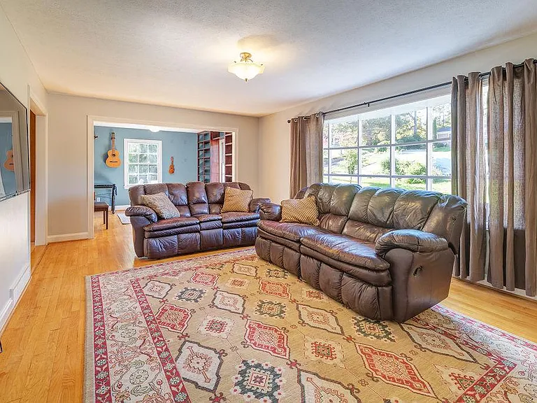 22 Greenleaf Cir — Photo 8