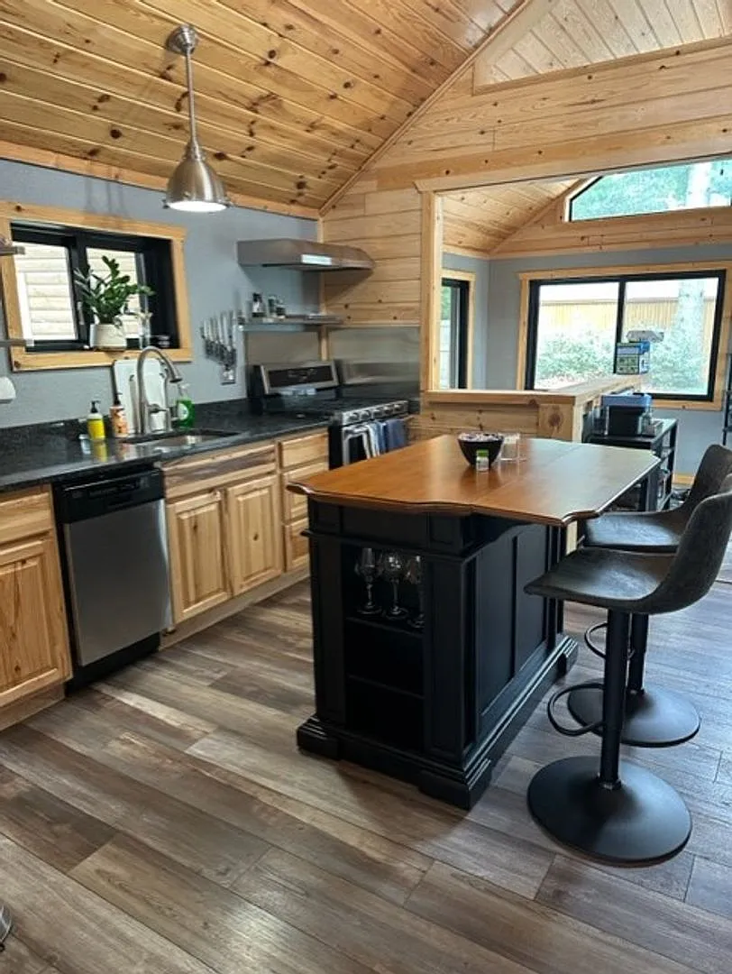 East Twin Lake Home - 3 BR, 2 Bath Single Family - October 2026 to May 2027 — Photo 4