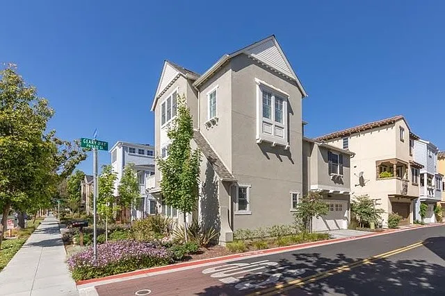 4 bed, 2430 sqft, $1,799 — Photo 3
