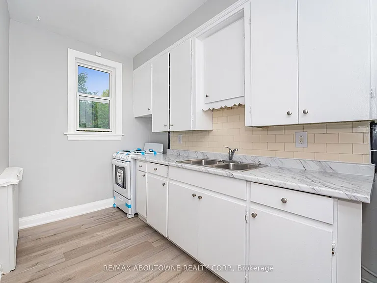 486 Holtby Ave #3 — Photo 9