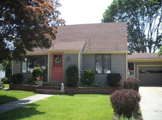 83 W Hill Dr, Cranston, RI 02920