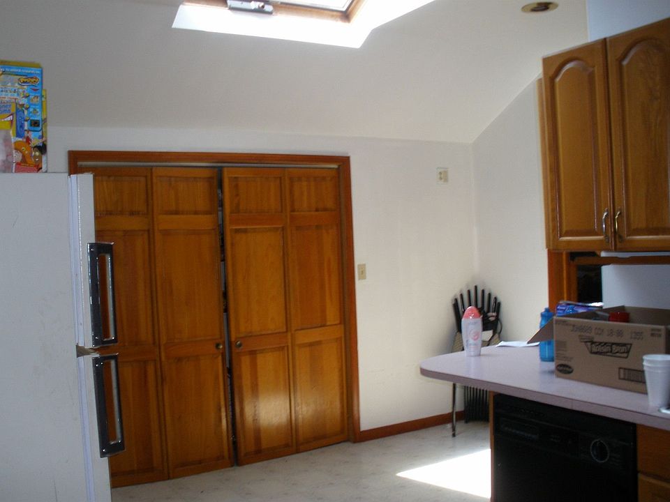 Bright New Kitchen w/Skylight!