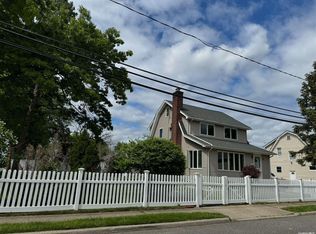 30 Rave St, Hicksville, NY 11801