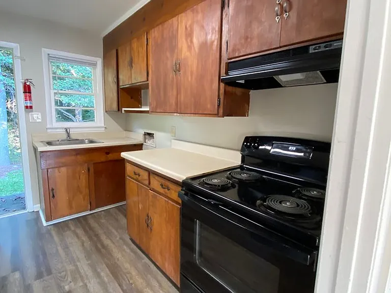 190 Midway Rd — Photo 3