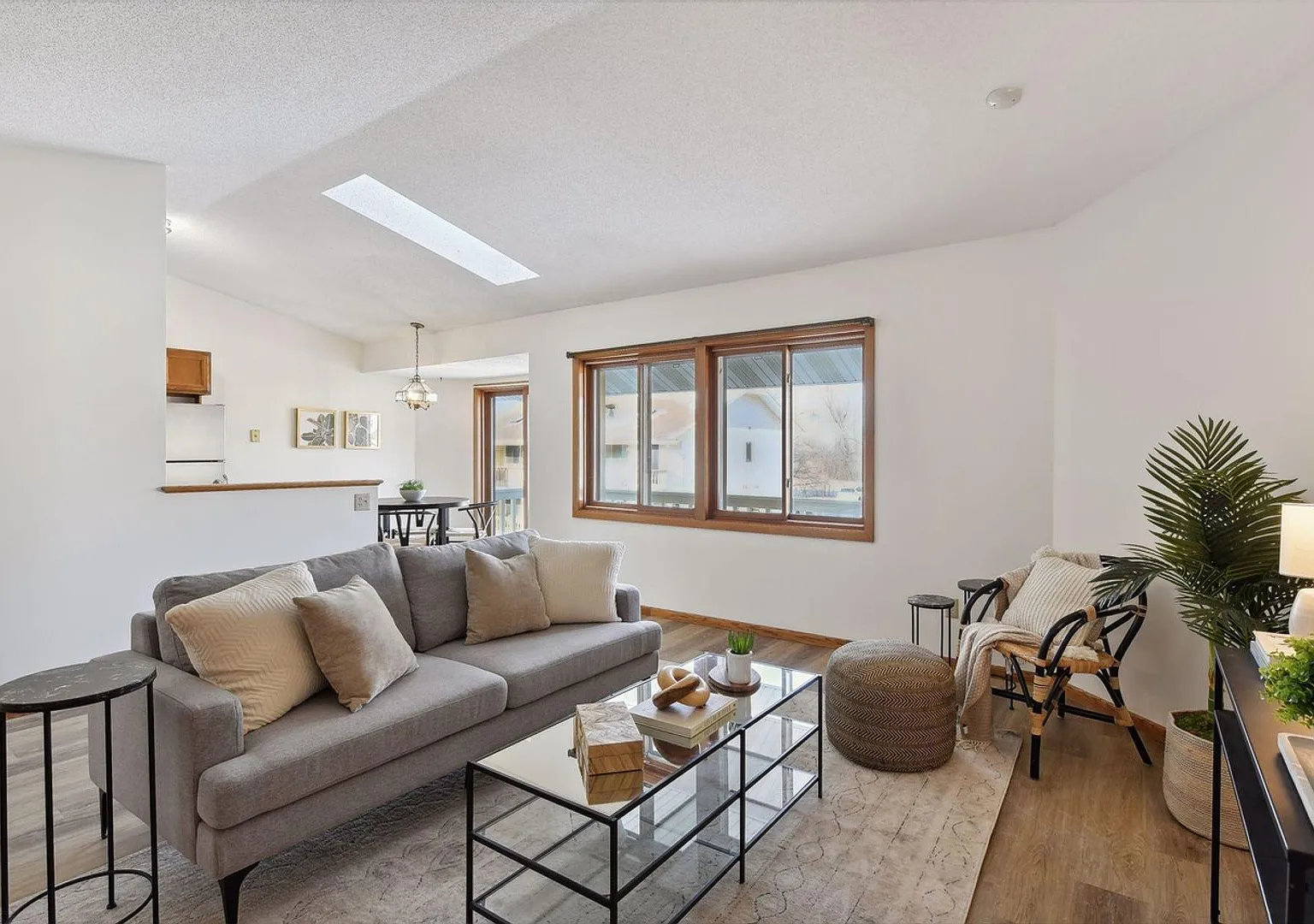 Freshly updated 2 bedroom condo! — Photo 2