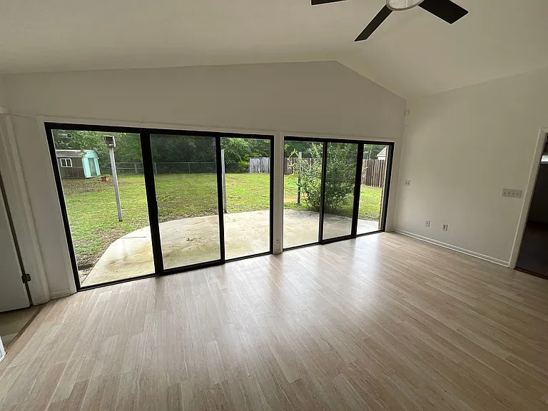 4050 Linwood Dr — Photo 7
