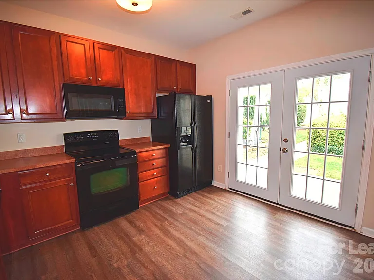 1077 Woodglen Ln — Photo 3