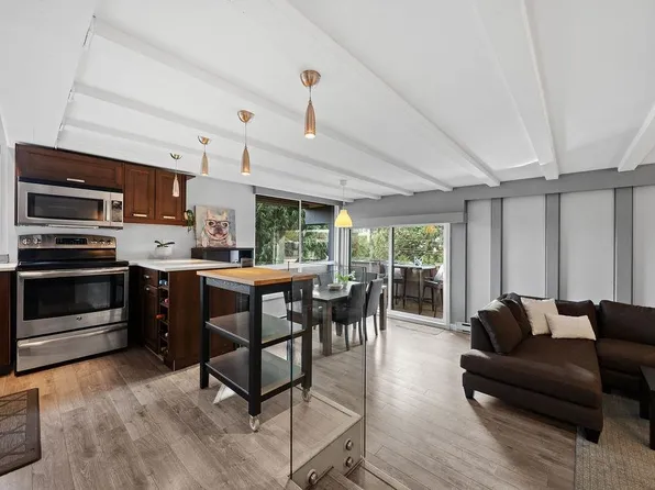 341 Mahon Ave #201, North Vancouver, BC V7M 3E1