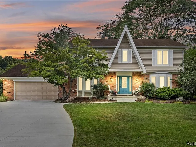 5476 Van Ness Dr — Photo 1