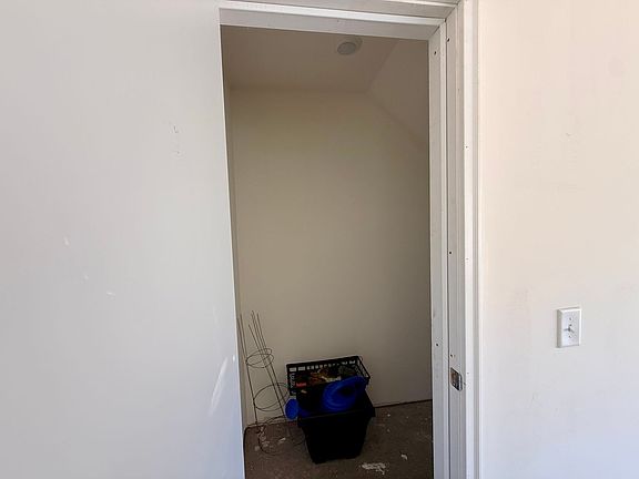 5th image of 1049 Islip Pl